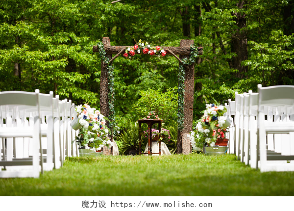 夏季户外婚礼场地夏季户外婚礼仪式路径与木拱门